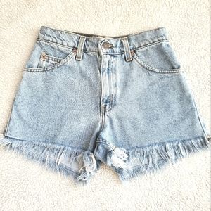 ♦️Vintage 910 Levi's, High waist, Frayed, cut off shorts♦️